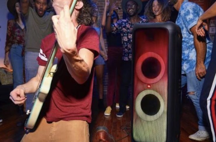 JBL Partybox 1000: lo speaker che riempe di musica e illumina le feste