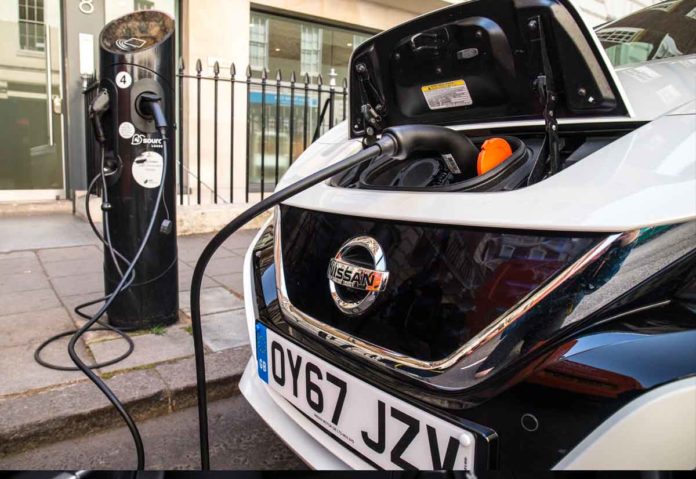 Nel Regno Unito le stazioni di ricarica per i veicoli elettrici superano quelle di rifornimento