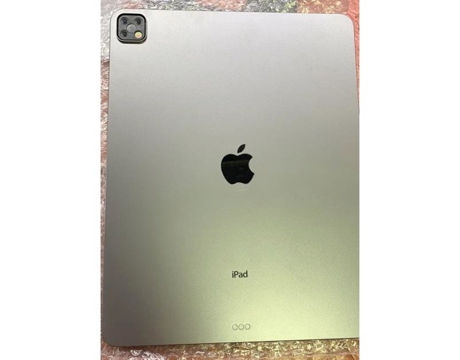 iPad Pro 2019 fotografato ancora con le tre camere stile iPhone 11