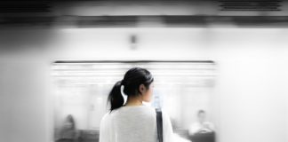 Si perdono AirPods a New York: in metropolitana annunci per i pendolari