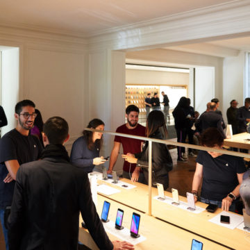 Ecco le foto delle prime vendite iPhone 11 e Apple Watch 5