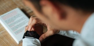 Con gli smartwatch si copia agli esami? Nel Regno Unito si vietano tutti gli orologi