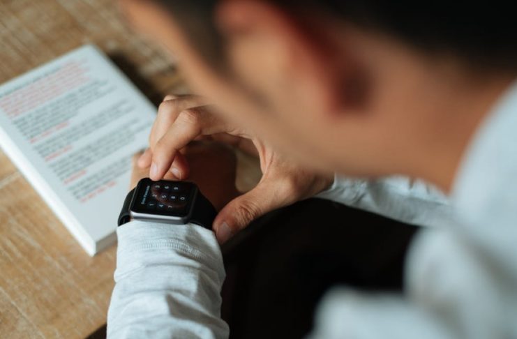 Con gli smartwatch si copia agli esami? Nel Regno Unito si vietano tutti gli orologi