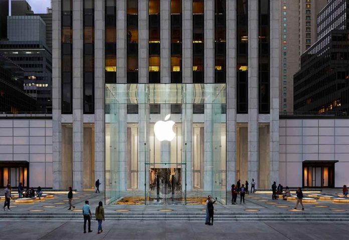 Riapre lo store Apple Fifth Avenue di New York
