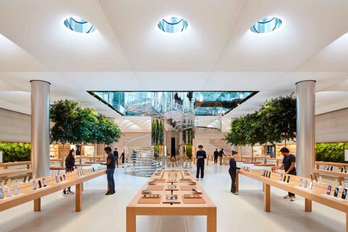 Riapre lo store Apple Fifth Avenue di New York