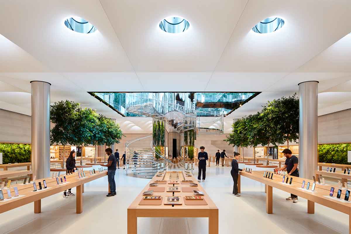 Lo store Fifth Avenue è il palcoscenico ideale per presentare e far provare ai clienti i nuovi prodotti Apple.