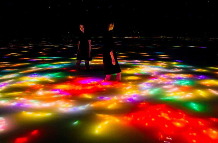 Tokyo, nel museo teamLab Planets le carpe virtuali nuotano in superficie e si trasformano in foglie autunnali