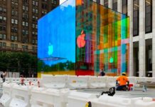 Il cubo di Apple Store New York riappare con le superfici in vetro a colori Le vetrate dell’Apple Store sulla 5th Avenue si tingono di colore