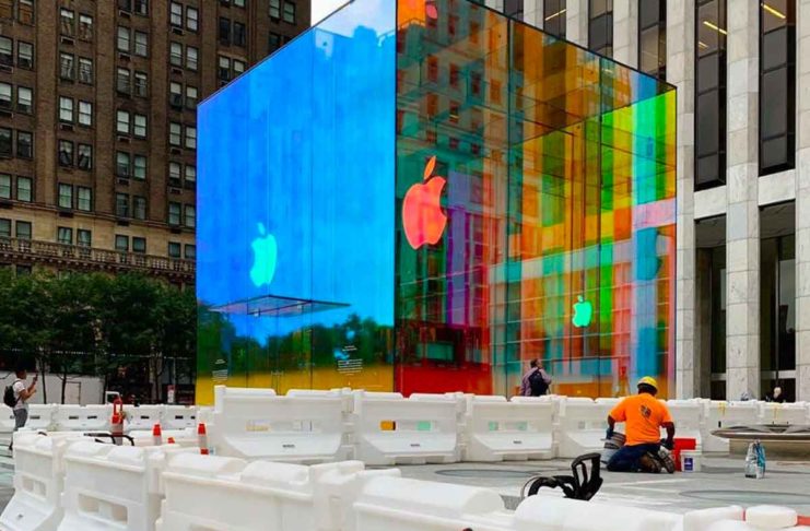 Le vetrate dell’Apple Store sulla 5th Avenue si tingono di colore