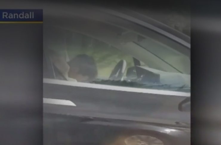 Guidatore e passeggero dormono, Tesla guida da sola, il video