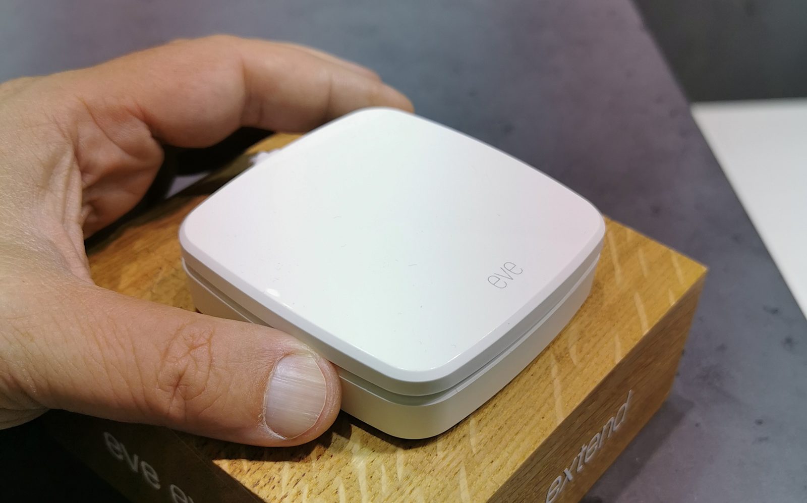 Eve Extend potenzia la domotica Homekit raggiungendo con il Wi-Fi gli accessori Bluetooth più lontani