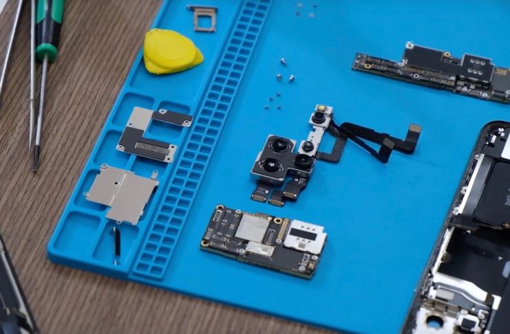 Lo smontaggio iPhone 11 Pro Max rivela batteria a L più spessa e pesante