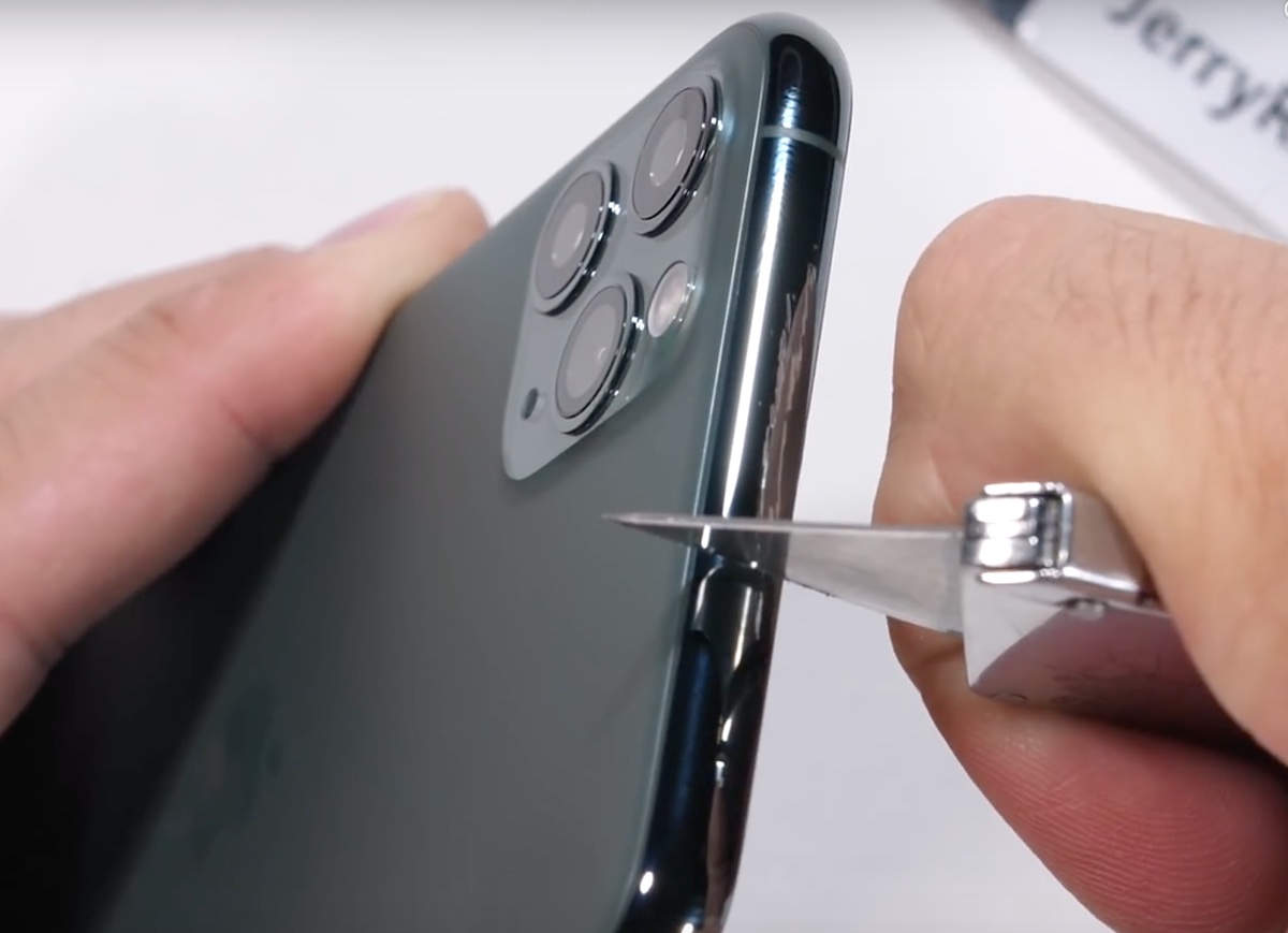 iPhone 11 Pro stupisce, il torturatore di telefoni si complimenta con Apple