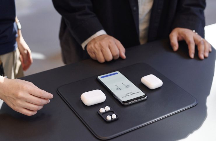 Apple fotografa il lancio di AirPods Pro negli Apple Store