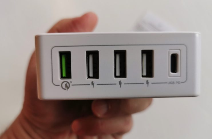 Presa di contatto con Aiino Caricatore da tavolo Premium 60W a 5 Porte