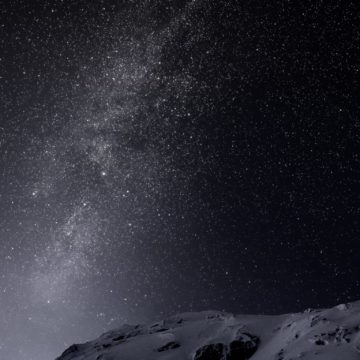 Esalta la Modalità Scura iOS 13 con questi sfondi per iPhone