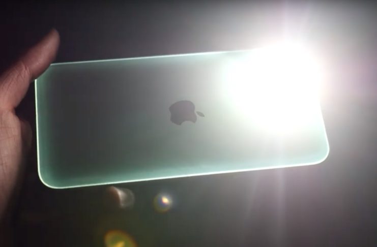 iPhone 11 brilla al buio