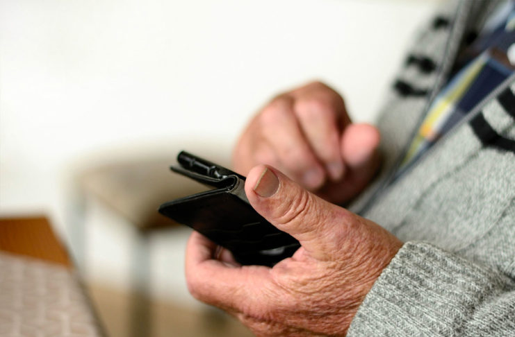 Nonni sempre più digital: 6 su 10 hanno uno smartphone