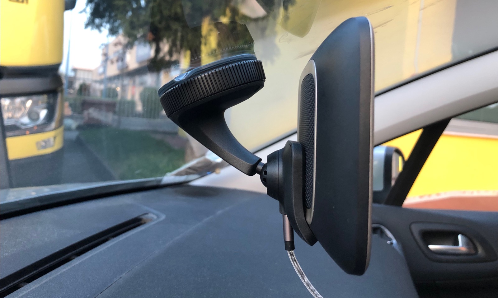 Recensione TomTom GO Premium X, il navigatore smart per sentirsi in prima classe Recensione TomTom GO Premium X, il navigatore smart per sentirsi in prima classe