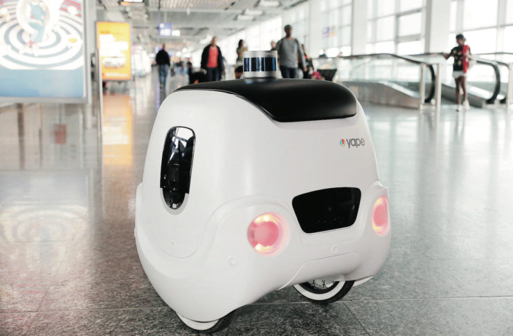 All’aeroporto di Francoforte arrivano i robot: accompagnano i passeggeri al gate