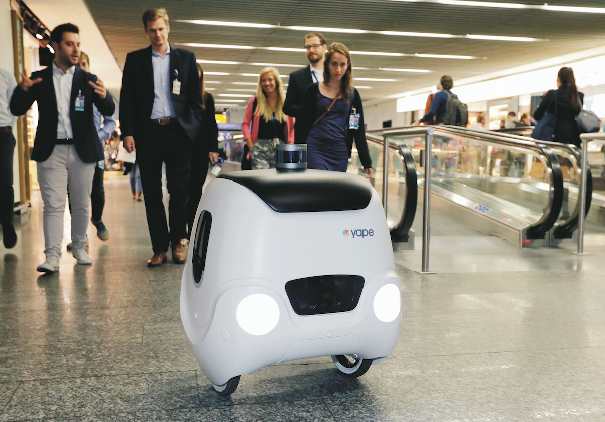 All’aeroporto di Francoforte arrivano i robot: accompagnano i passeggeri al gate