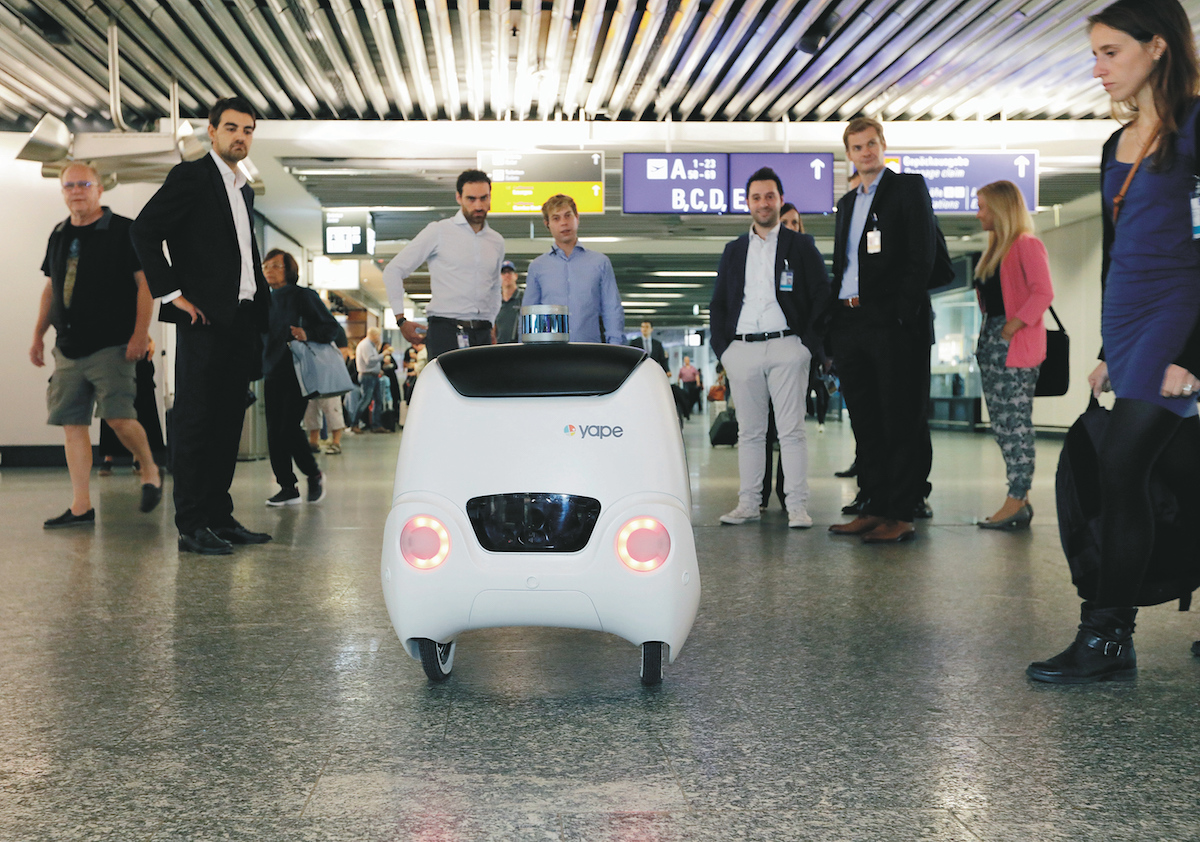 All’aeroporto di Francoforte arrivano i robot: accompagnano i passeggeri al gate