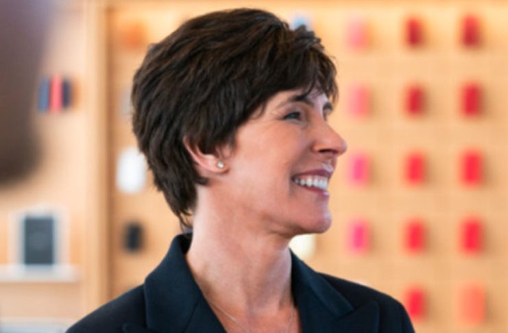 Apple ha superato i momenti bui grazie a ottimismo e lavoro di squadra, parola di Deirdre O’Brien