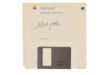 All’asta un floppy disk con la firma di Steve Jobs