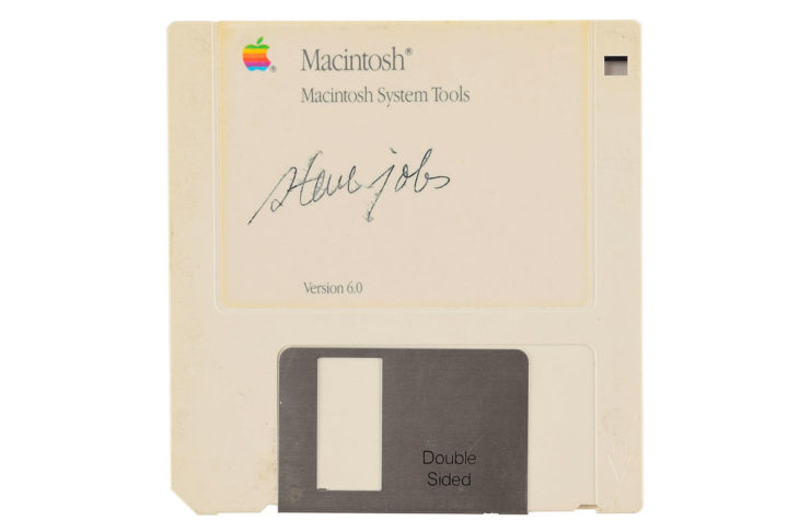 All’asta un floppy disk con la firma di Steve Jobs