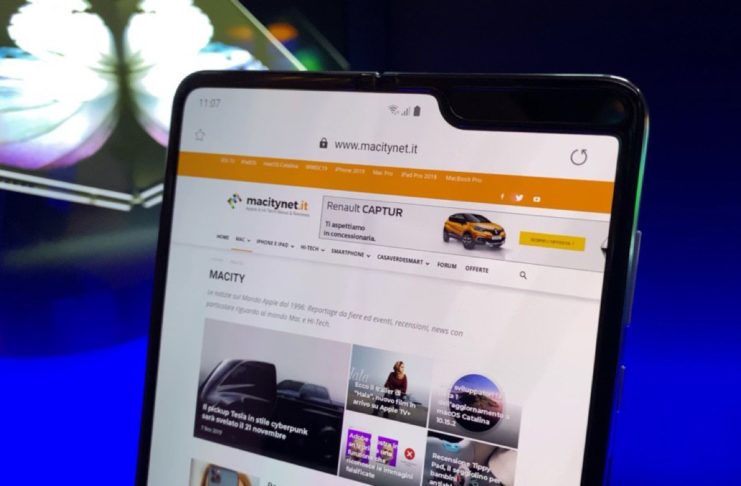 galaxy fold italia mano 12