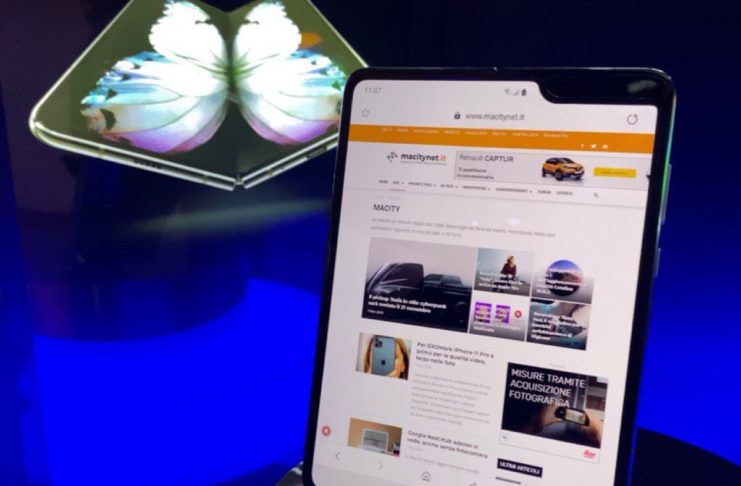 galaxy fold italia mano 13