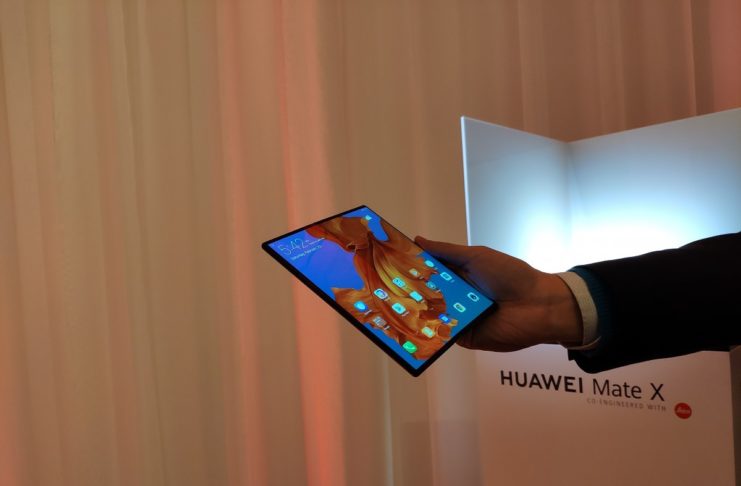Lo smartphone pieghevole Huawei Mate X è in vendita in Cina