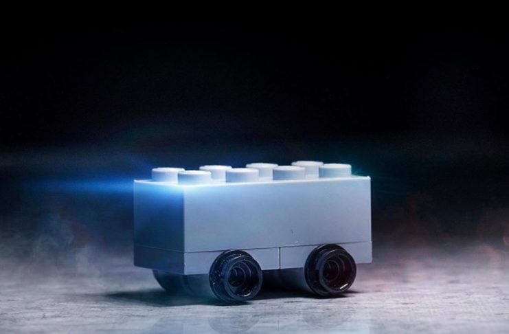 LEGO prende in giro Tesla Cybertruck