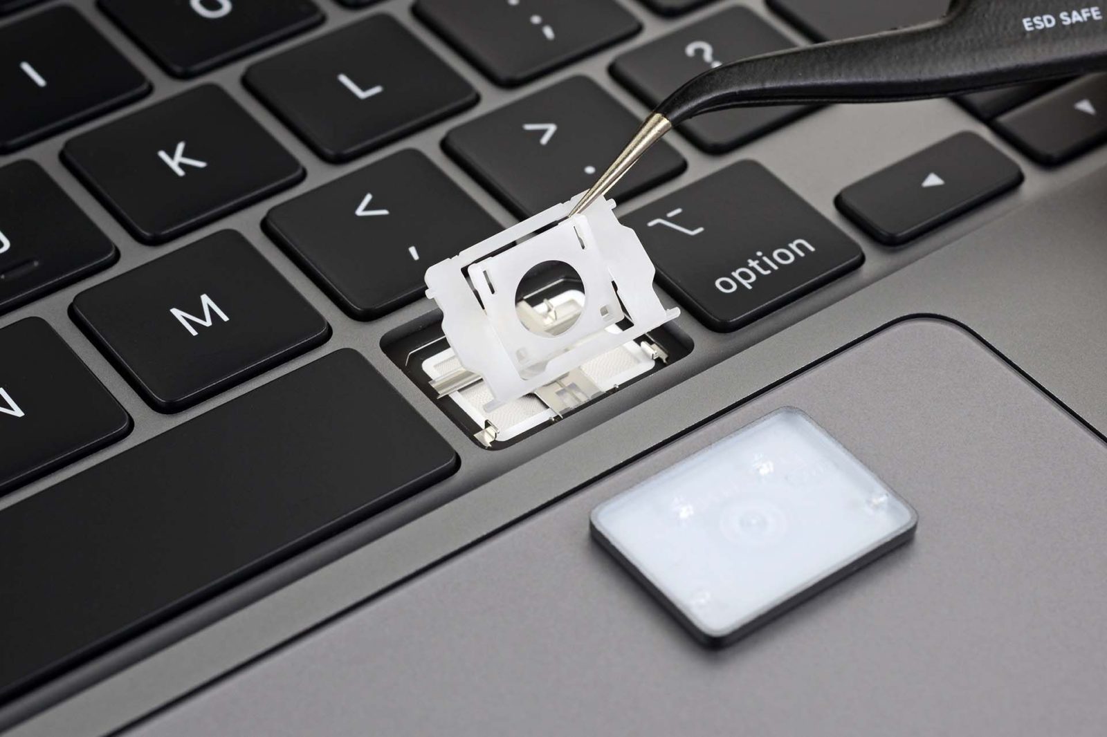 iFixit ha smontato il MacBook Pro da 16″ e conferma le migliorie alla tastiera