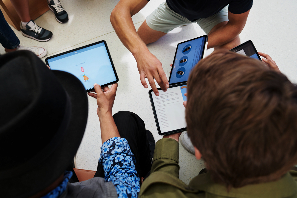 Apple amplia “Programmare è per tutti” per offrire più risorse sul coding a insegnanti e studenti