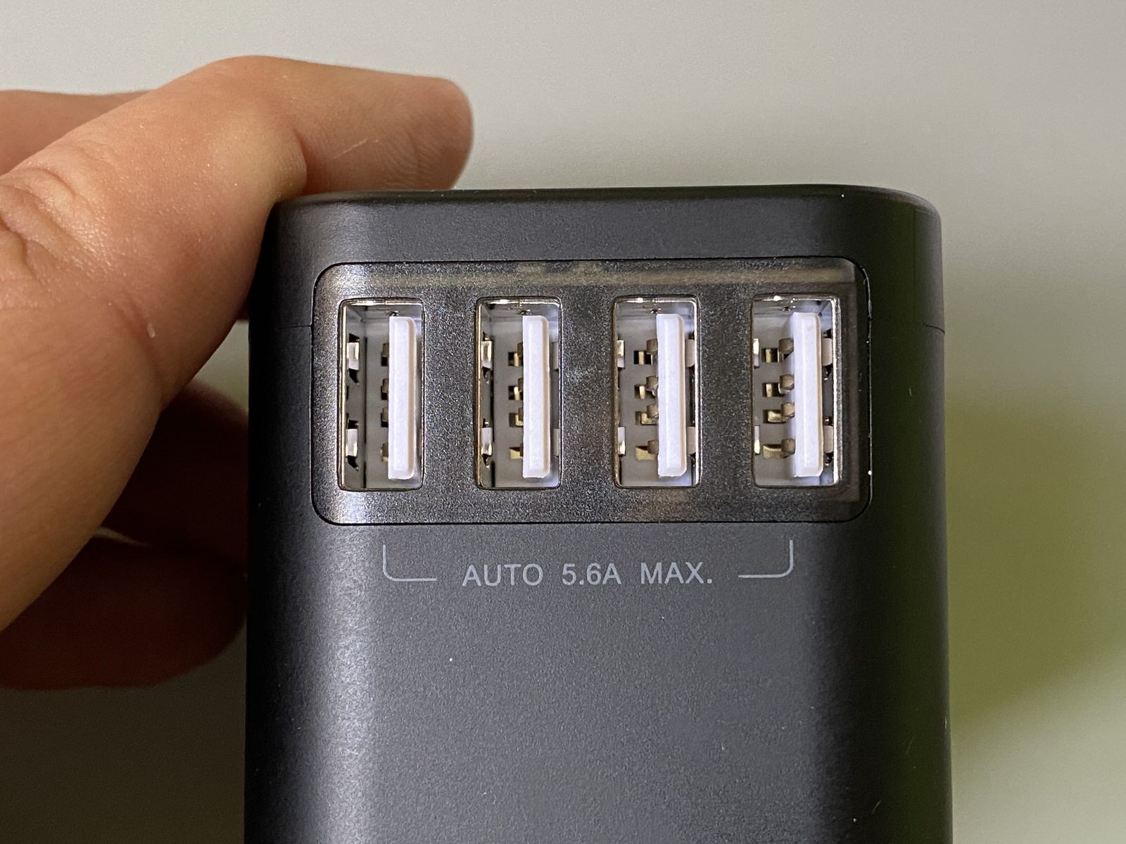 Recensione Maxcio Travel Adapter, adattatore spine internazionali e caricabatterie USB