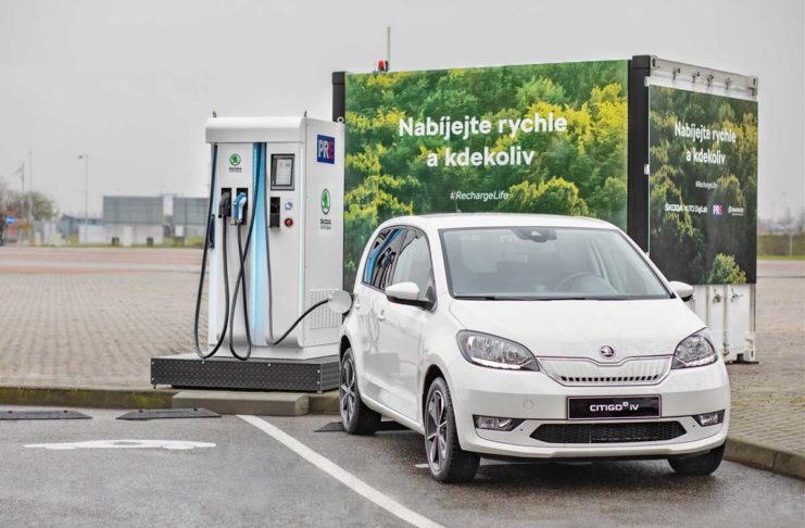 Skoda sperimenta un’innovativa tecnologia di ricarica per auto elettriche