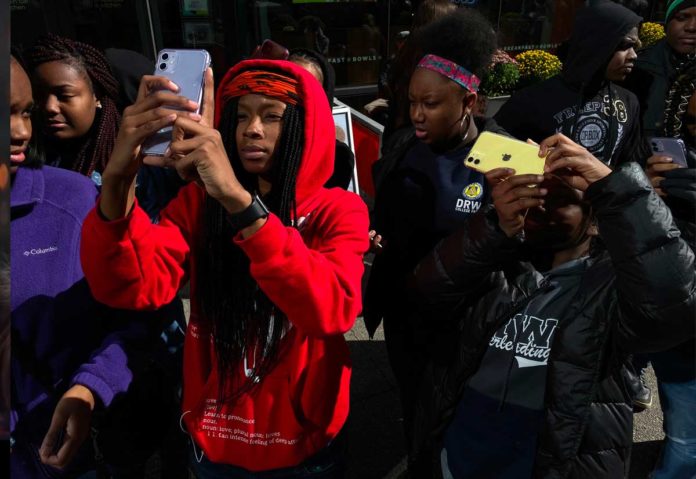 Apple collabora con 100cameras per insegnare agli studenti di Chicago come fotografare con iPhone