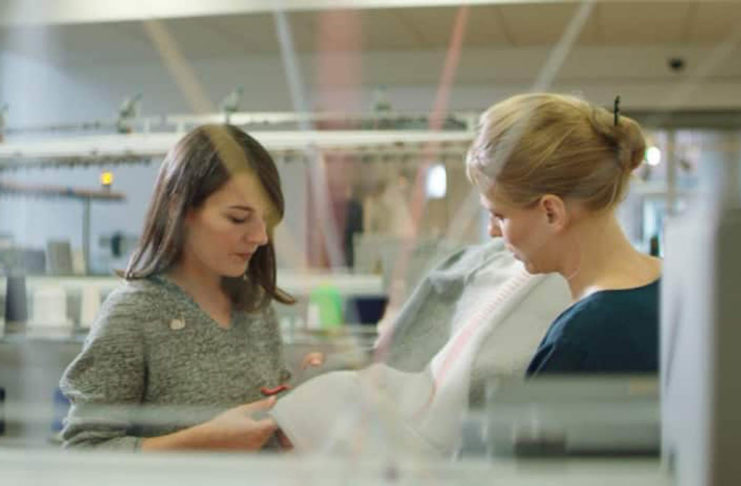 Ford, i rivestimenti rimovibili cuciti a maglia 3D utili anche per ricaricare lo smartphone