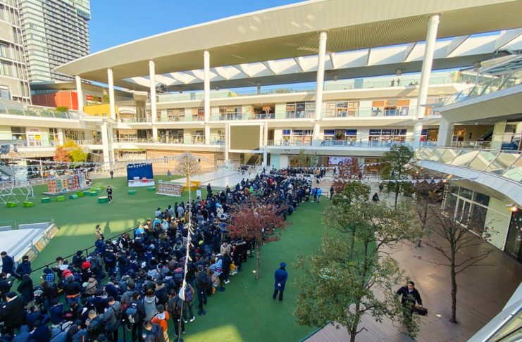 Mega fila per Apple Store Kawasaki, per vederla tutta serve un video accelerato