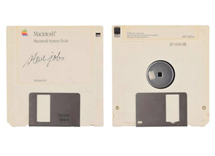 Il Floppy firmato da Jobs venduto all’asta al 1000% del prezzo iniziale