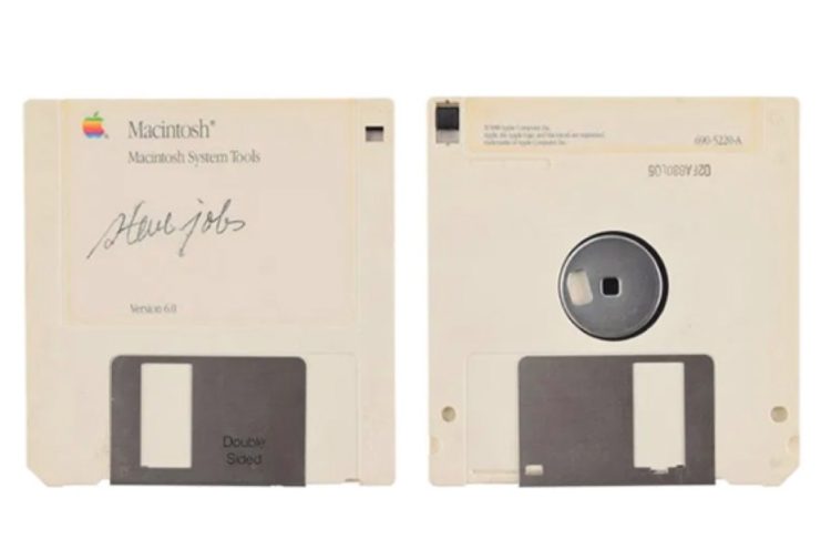 Il Floppy firmato da Jobs venduto all’asta al 1000% del prezzo iniziale