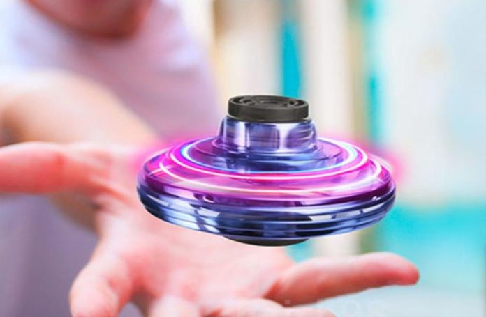 Idea regalo: Flynova UFO, a metà tra spinner e un frisbee, costa solo 17,90 euro