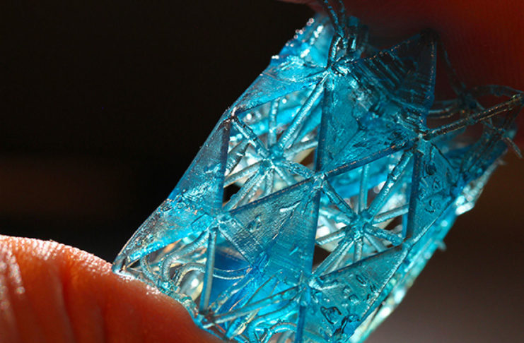 Ricercatori hanno creato un materiale leggero e resistente stampabile in 3D ispirandosi alle ossa