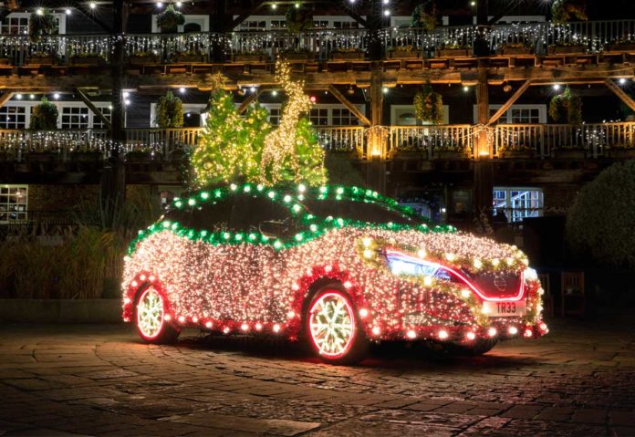 Albero Di Natale Java.Nissan Tree L Auto Elettrica Leaf Diventa Albero Slitta Di Natale Macitynet It