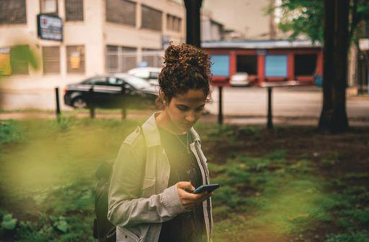 Italiani distratti ma difficilmente perdono di vista lo smartphone