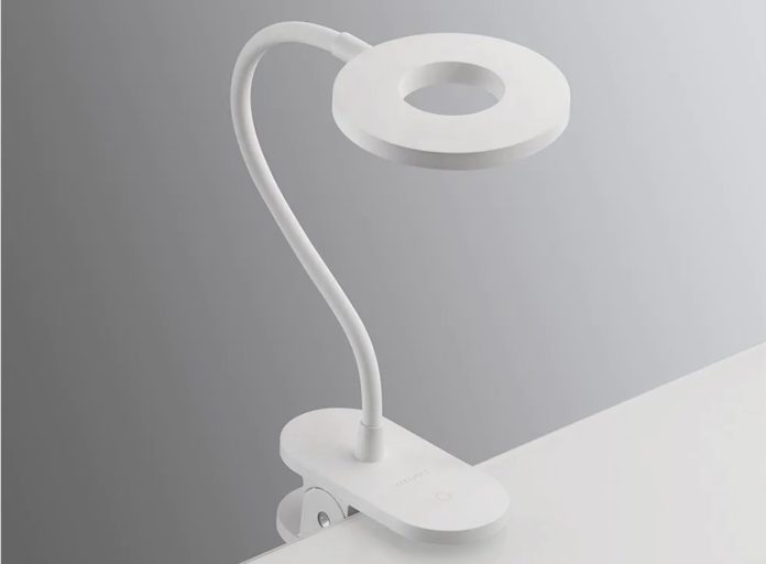 In super offerta Yeelight YLTD10YL, la lampada da tavolo a LED con clip solo 14,44 euro