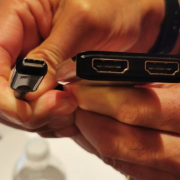 docking station Thunderbolt da 100W con supporto per due monitor 4K a 60 Hz