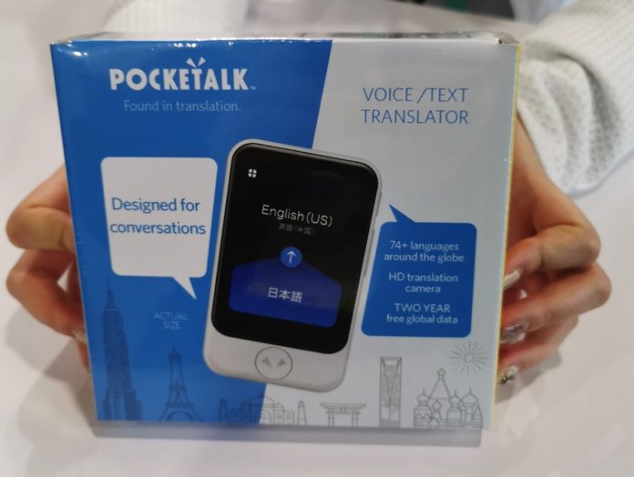 PocketTalk versione 2: il traduttore da viaggio pià potente, leggero e ora vede e calcola