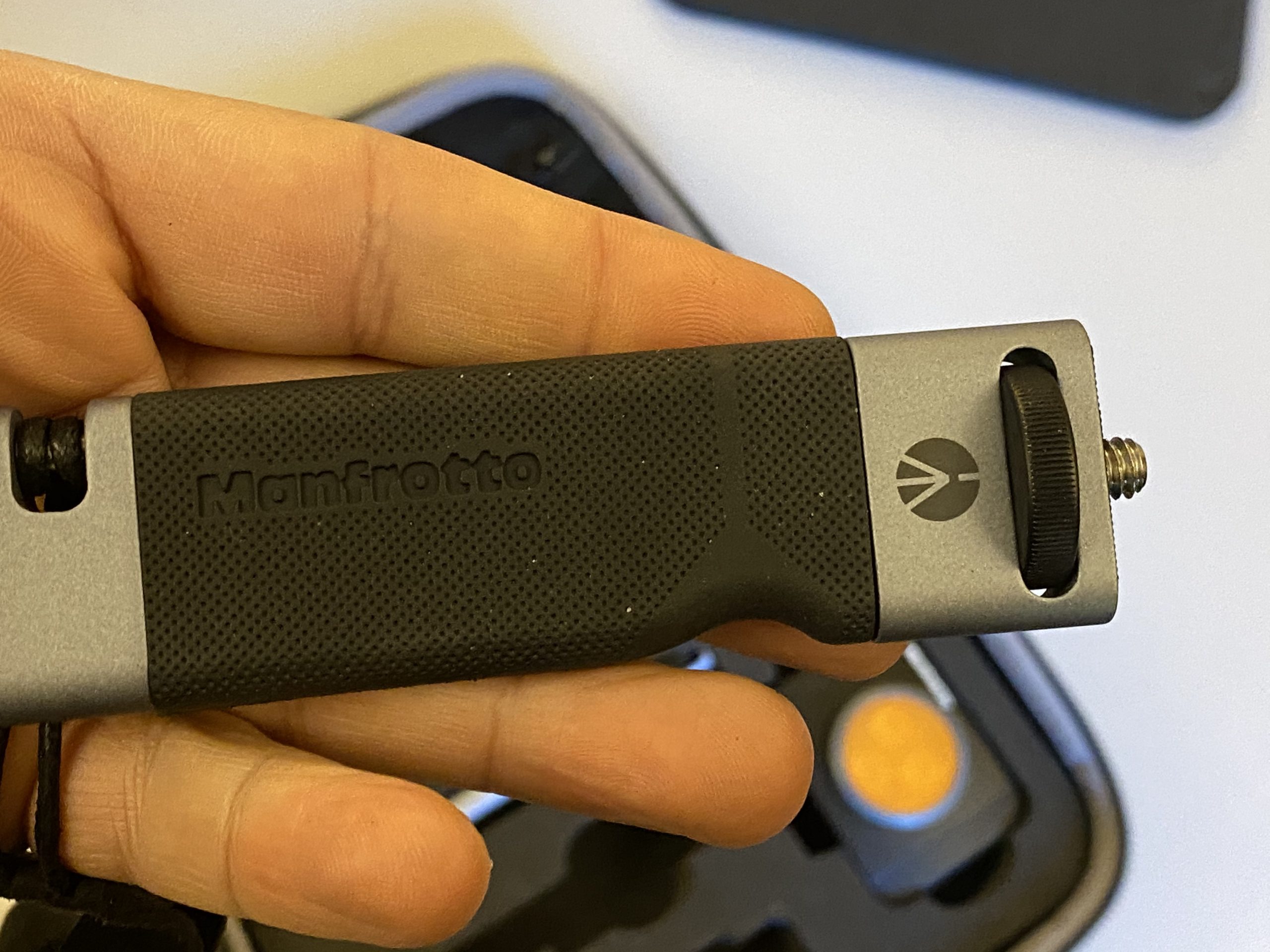 Recensione Manfrotto TwistGrip Deluxe Kit, l’accessorio per video ergonomici